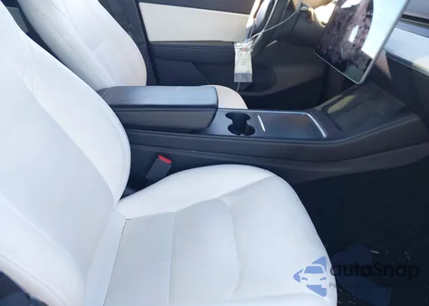 2021 Tesla Model Y Long Range Dual Motor All-Wheel Drive z USA, uszkodzony, nr VIN 5YJYGAEE1MF302798